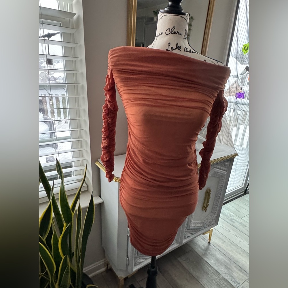 Ready in A ruched off shoulder midi dress. - Picture 4 of 12